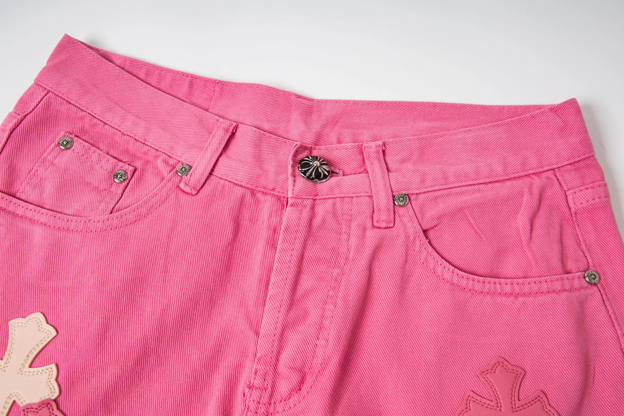 P250 CHROME HEARTS 25ss dopamine light pink cross-over leather washed jeans - Full of exploring the ultimate in fashion, Chrome Hearts' new Chrome Hearts pants not only present a unique style, the fresh ice blue color looks particularly youthful and energetic. The mid-high waist design is paired with a lazy and casual style, which not only shows long legs but also maintains a casual feel. It is a must-have fashion choice for trendy men and trendy women. Style number: 1778# Color: Dopamine powder Size: 28 30 32 34